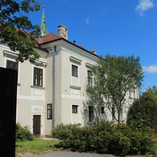 Pfarrhof, samt Tormauer und Reste historischer Vorgängerbebauung