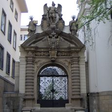 Portál u kostela Nanebevzetí Panny Marie