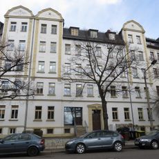 Mietshaus in geschlossener Bebauung mit Vorgarten Orthstraße 6