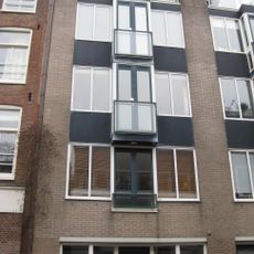 Pand met gevel onder rechte lijst met consoles