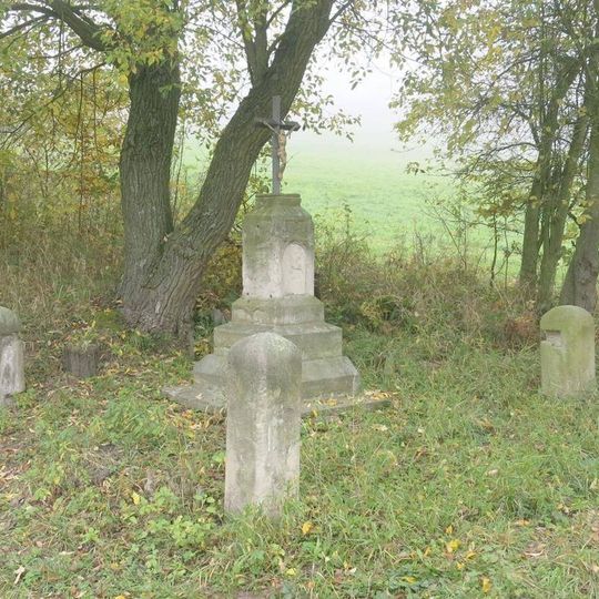 Kříž u silnice severně od Horních Zálezel