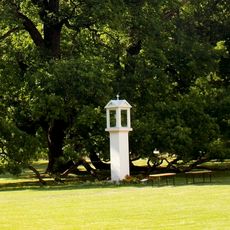 Boží muka v zámeckém parku ve Štěkni