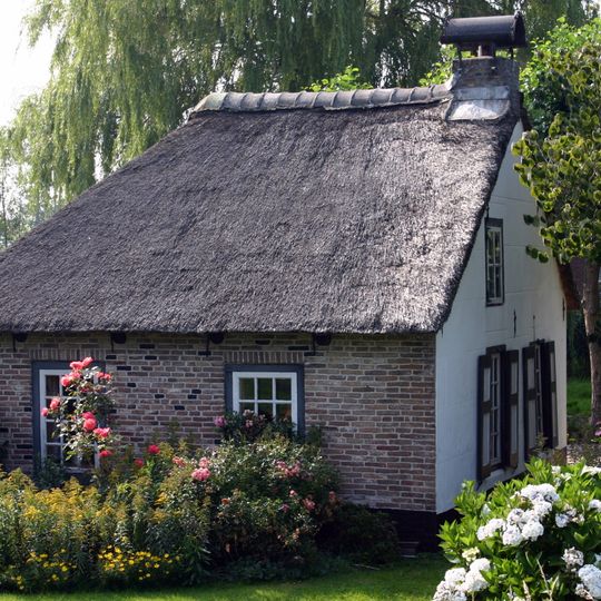 Kleine boerderij onder zadeldak met gepleisterde punt-gevel, waarin vensters met oude kozijnen, luiken en oorspronkelijke roedenverdeling. Het boerderijtje is gerestaureerd