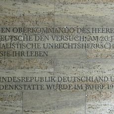 Gedenktafel mit den Namen der erschossenen Offiziere