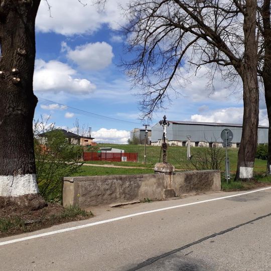 Kříž na mostě východně od Hůrek