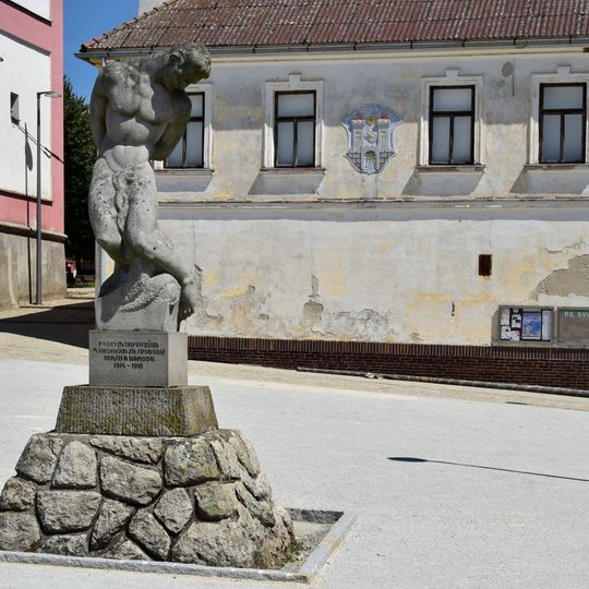 Pomník padlým v Černovicích na náměstí