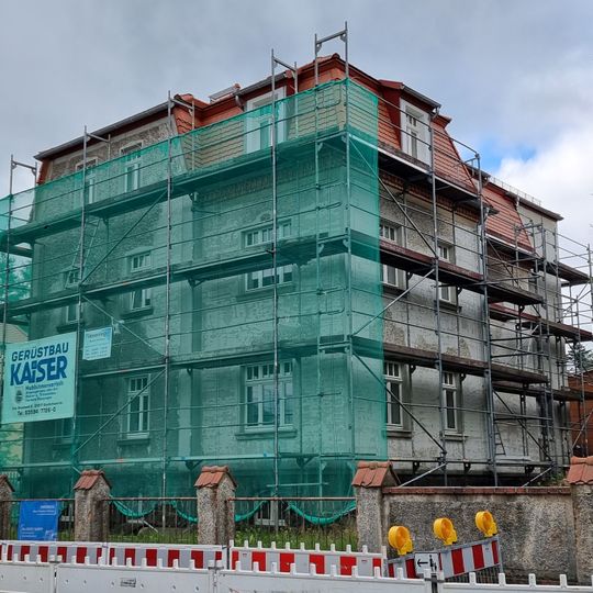 Wohnhaus mit Einfriedung in Ecklage Hauptstraße 45