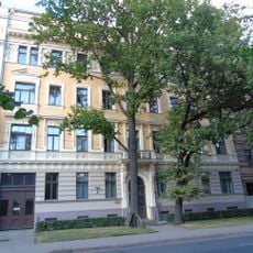 Dzīvojamā ēka, tagad administratīvā ēka