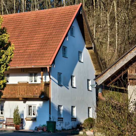 Wohnstallhaus eines Dreiseithofs mit Stadel