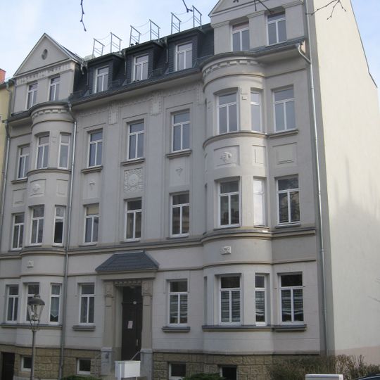 Mietshaus in geschlossener Bebauung mit Vorgarten Chopinstraße 41