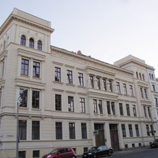 Wohnhaus, Eckhaus zur Augustastraße, hier freistehend, mit schmiedeeiserner Toreinfahrt Wilhelmsplatz 12