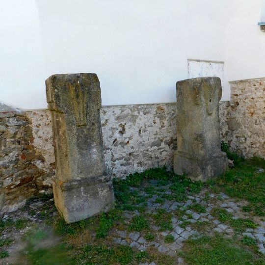 Dva podstavce u kostela svatého Víta v Lipnici nad Sázavou