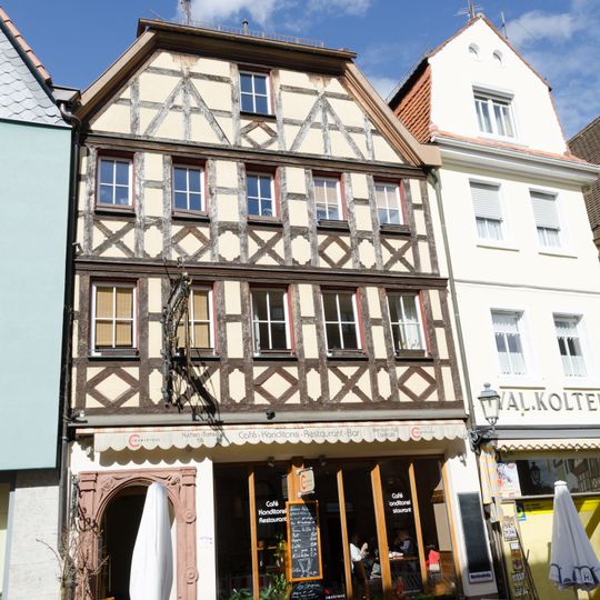 Halbwalmdachhaus mit überbrettertem Fachwerk