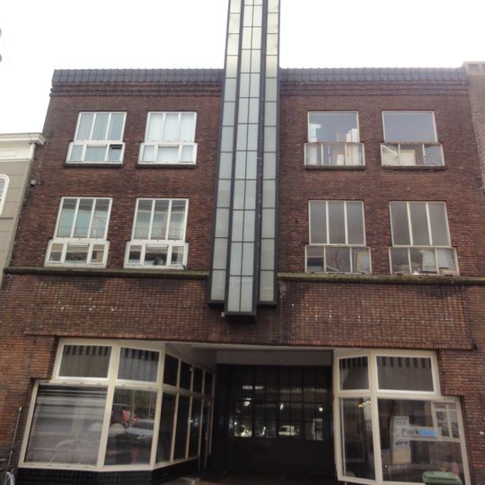 Former garagebedrijf "Pompen en Verlouw"