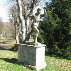 Socha atleta v zámeckém parku ve Valči