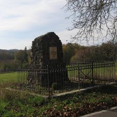 Pomník obětem válek u silnice na západním okraji Blatců