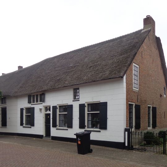 Boerderij op L-vormige plattegrond, thans in twee woningen verdeeld