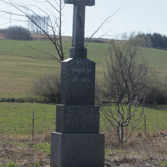 Kříž u silnice na Opatov u Předína