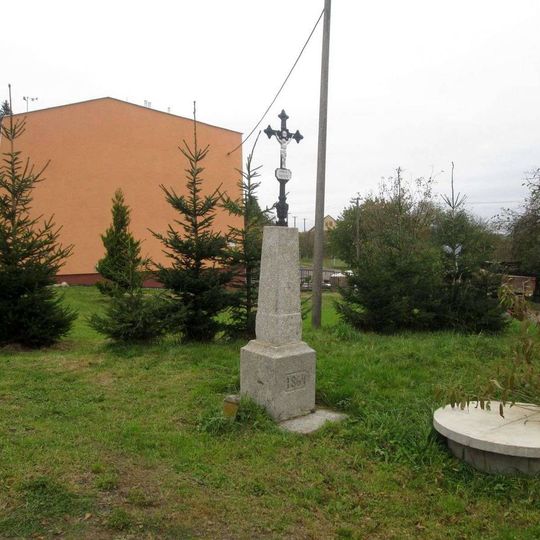 Kříž jižně od Polánky u bytových domů