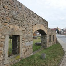 Fassadenteile und Einfriedungsmauer des ehemaligen Gasthofes „Zum Landgericht“ Dresdener Straße 18