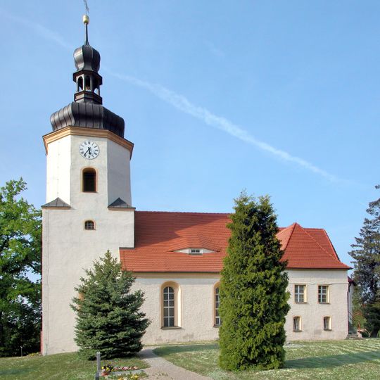 Kirche , Kirchhof mit Einfriedungsmauer, Kriegerdenkmal für die Gefallenen des 2. Weltkrieges, Grabmal und Grufthaus Straße des Friedens -