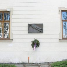 Pamětní deska obětem 2.světové války na domě Komenského náměstí 3 v Novém Městě na Moravě