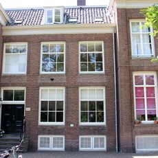 Pand met inspringende sobere lijstgevel en stoep