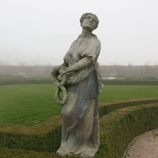 Socha alegorie svobodných umění v zahradě špitálu v Kuksu