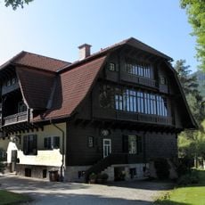 Ärztehaus (sog. Doktorhaus) mit Umzäunung