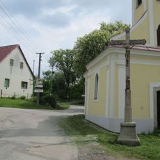 Kříž u kaple v Děbolíně