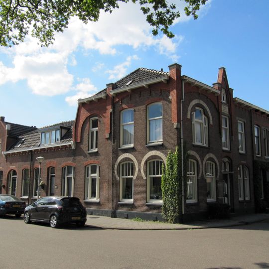 Woningblok in overgangsstijl met Art Nouveau-motieven