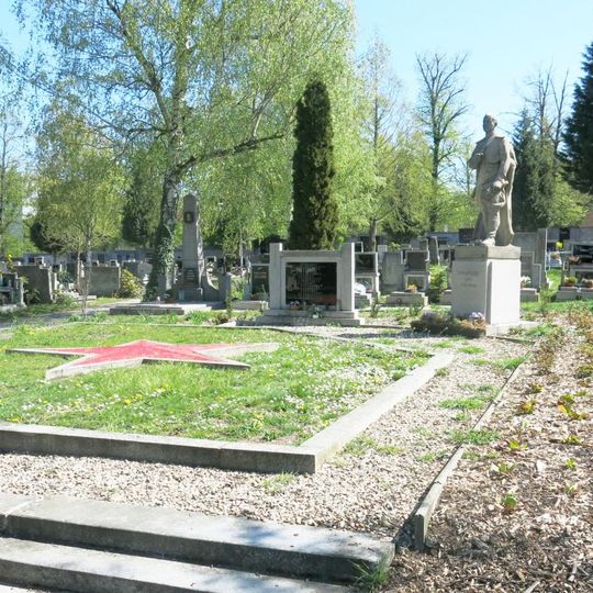 Pomník padlým rudoarmějcům na hřbitově v Lounech