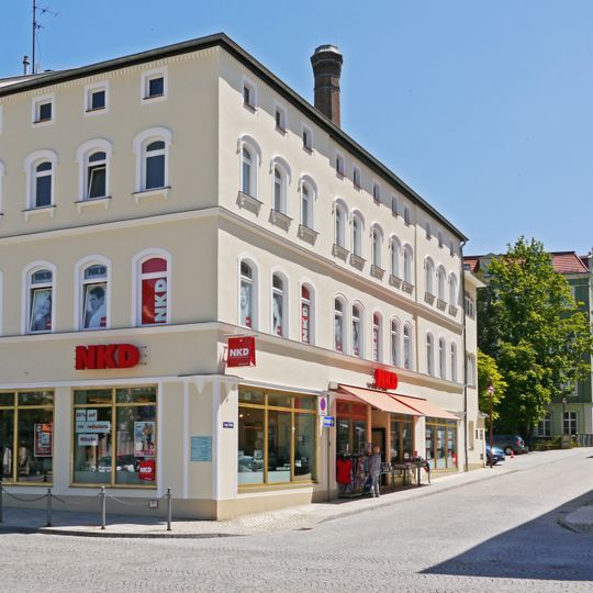 Wohnhaus in halboffener Bebauung und Ecklage, straßenseitig Inschrifttafel Lange Straße 1