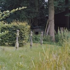 De Berencamp, Rij gietijzeren paaltjes