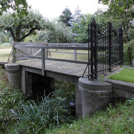 Plantagehuis: brug met toegangshek