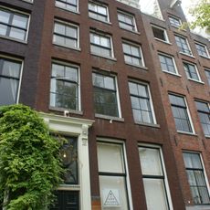 Pand met gevel onder rechte lijst met consoles