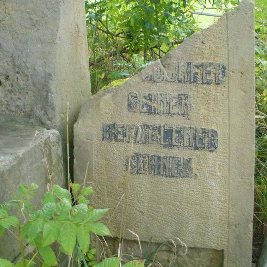 Rozvalený kříž v Kamenické Nové Vísce