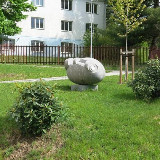 Jihovýchodní kamenná plastika v zahradě u kina Alfa v Sokolově