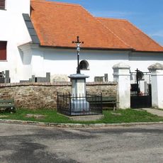 Kříž před kostelem svatého Leopolda v Rokytné