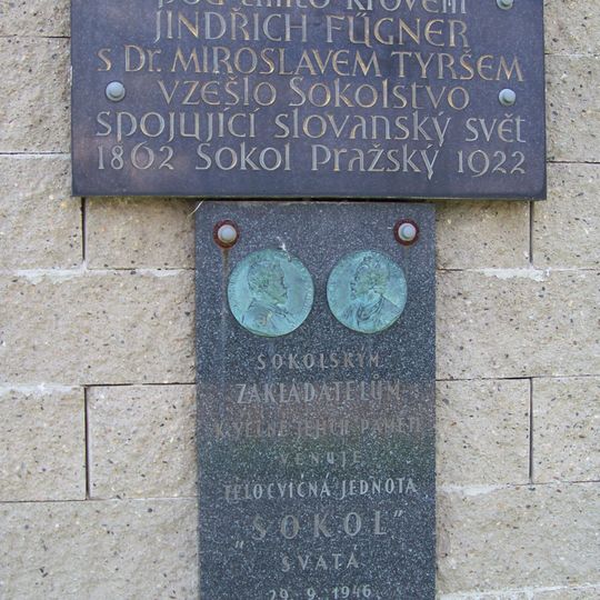 Pamětní deska u silnice západně od Svaté