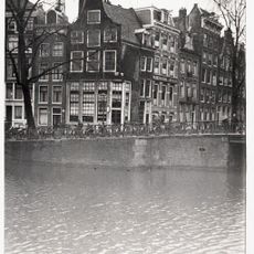 Pand met ingezwenkte halsgevel met siertrossen, festoenen, driehoekige zoldervensters, gevelsteen met haas en de haes en jaartallint