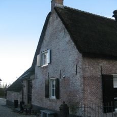 Kleine boerderij gelegen aan de zuidzijde van de Beverweertseweg