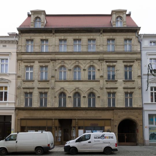 Wohn- und Geschäftshaus in geschlossener Bebauung und Hintergebäude Berliner Straße 25