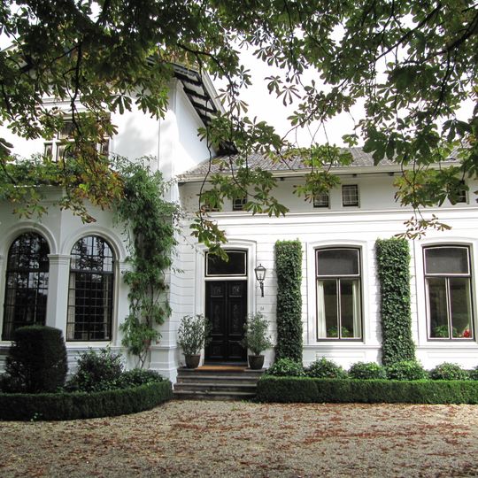 Villa, met bijbehorend hek