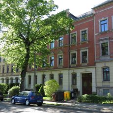 Mietshaus in geschlossener Bebauung mit Vorgarten Ebersdorfer Straße 19