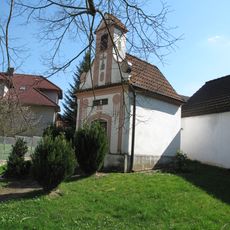 Návesní kaplička včetně zvonku