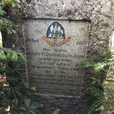 Arbeitsdienstgedenkstein, gehört zum Baudenkmal Schöpfwerk Metten ref: D-2-71-132-5