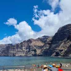 Vista a los acantilados, puerto y playa Los Guíos