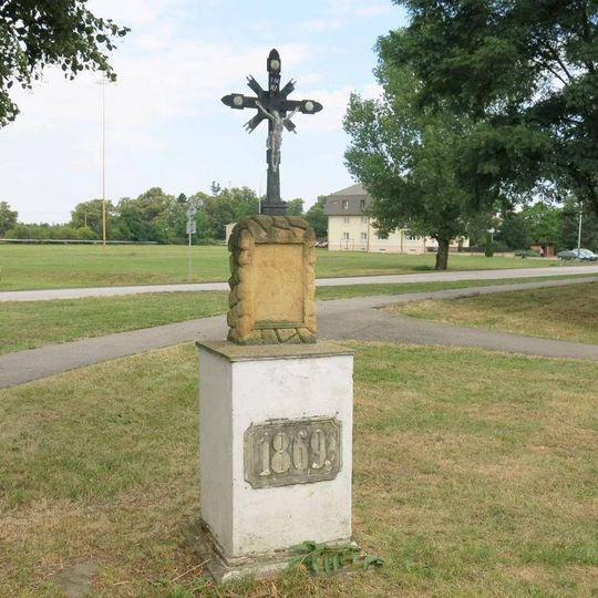 Kříž na rozcestí v Mělnické ulici v Dolních Beřkovicích