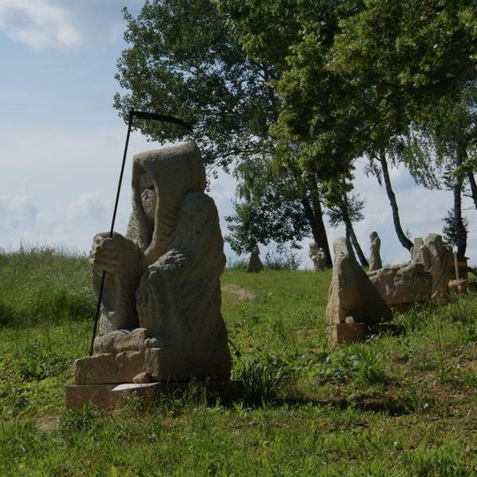 Galerie plastik severozápadně od kostela svatého Mikuláše v Šitboři